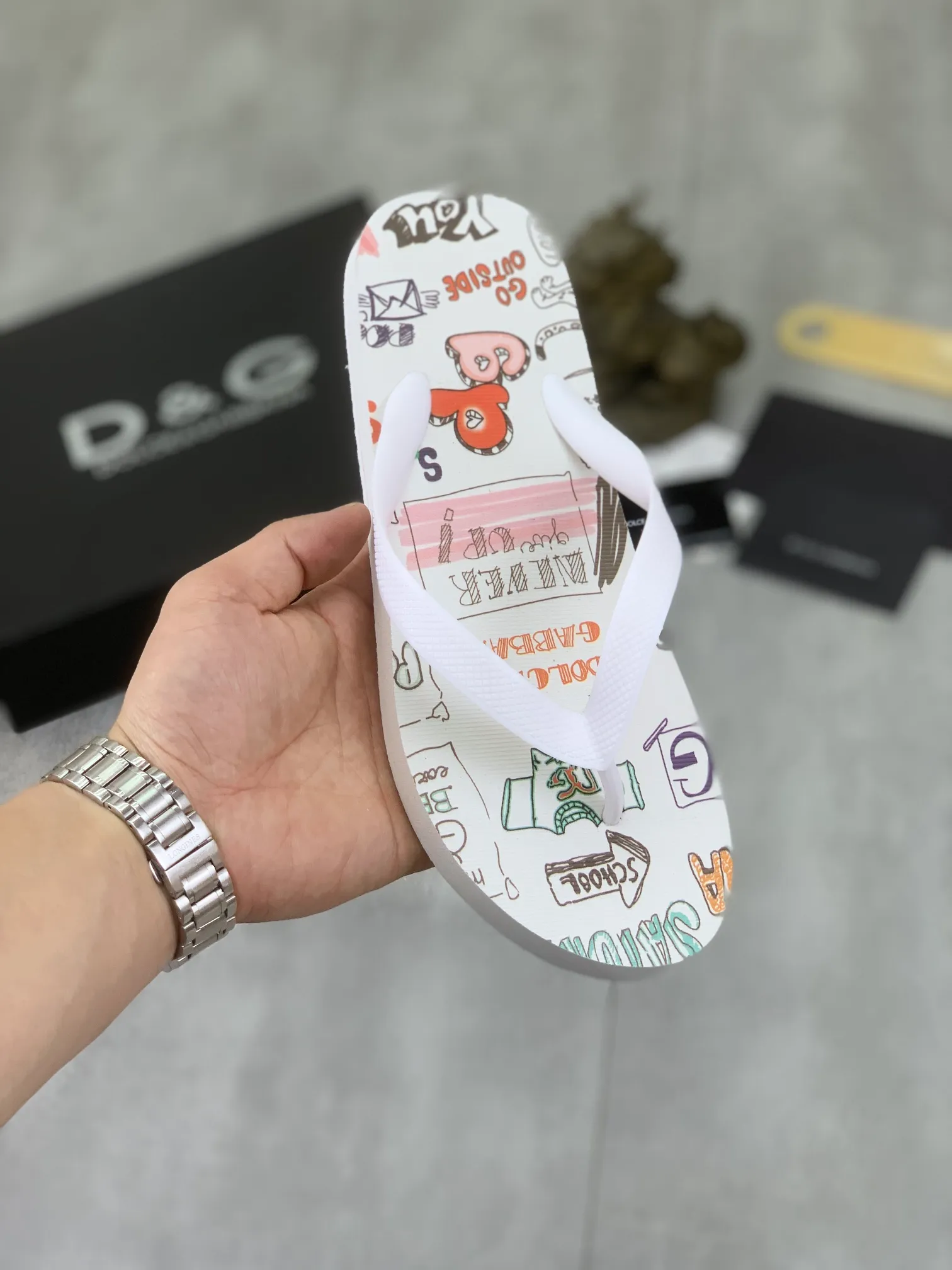 Men's Men's Shoes💰P220💰[New Style]🆘[DG]Official Website Couple🧑‍🤝‍🧑Hot-selling Dolce & Gabbana Men's Flip-Flops are on sale at the counter simultaneously! Original fabric imported from Italy. Original bottom provided by the original factory. Size: Adult 36-45. Children’s size: 30-37. Multiple colors available.